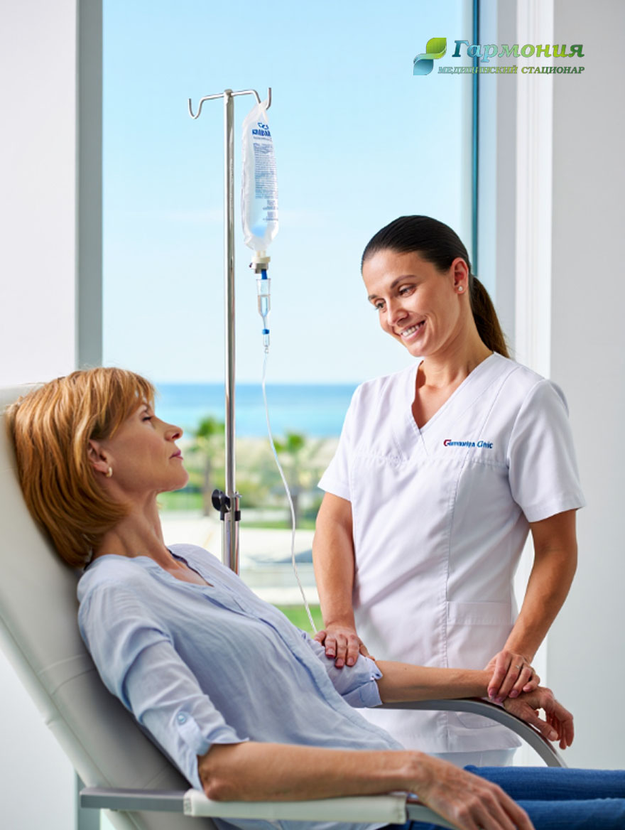 Врач и пациент с капельницей на фоне берега Пинска