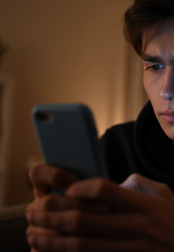 Мужчина играет в смартфон