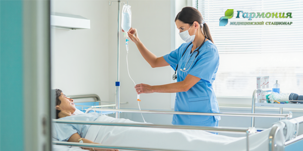 Медсестра ставит капельницу