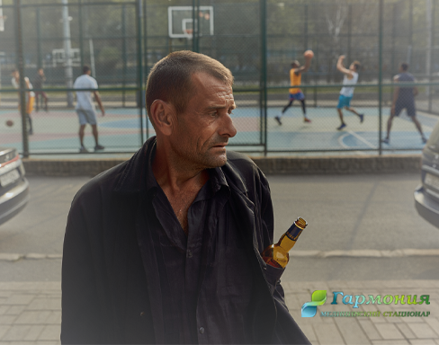 Мужчина наблюдает за спортсменами