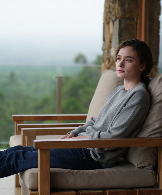 Девушка сидит на балконе